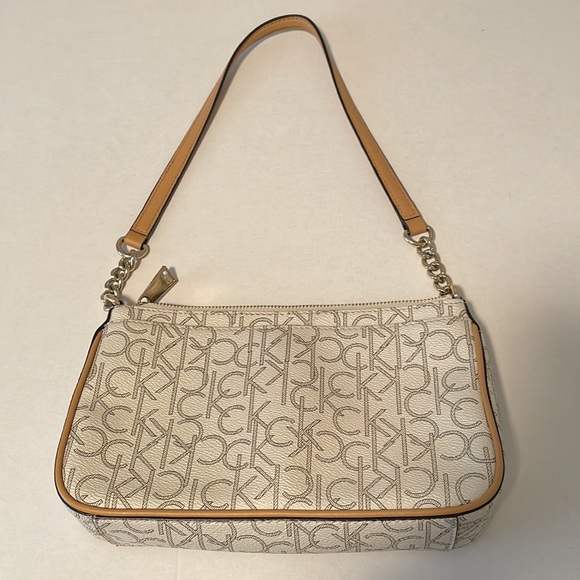 Calvin Klein - Picture 3 of 4